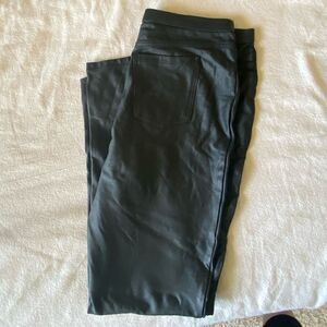 HUE Faux Leather Leggings Pull-On Slim Fit Size Medium Black